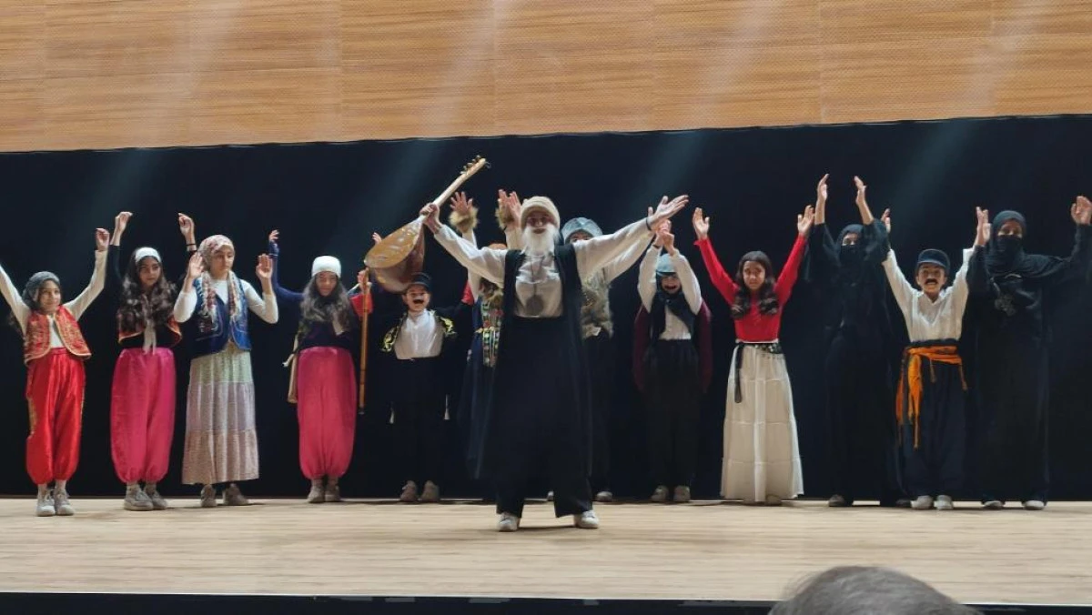 Dede Korkut hik&acirc;yeleri Muradiye'de sahnelendi