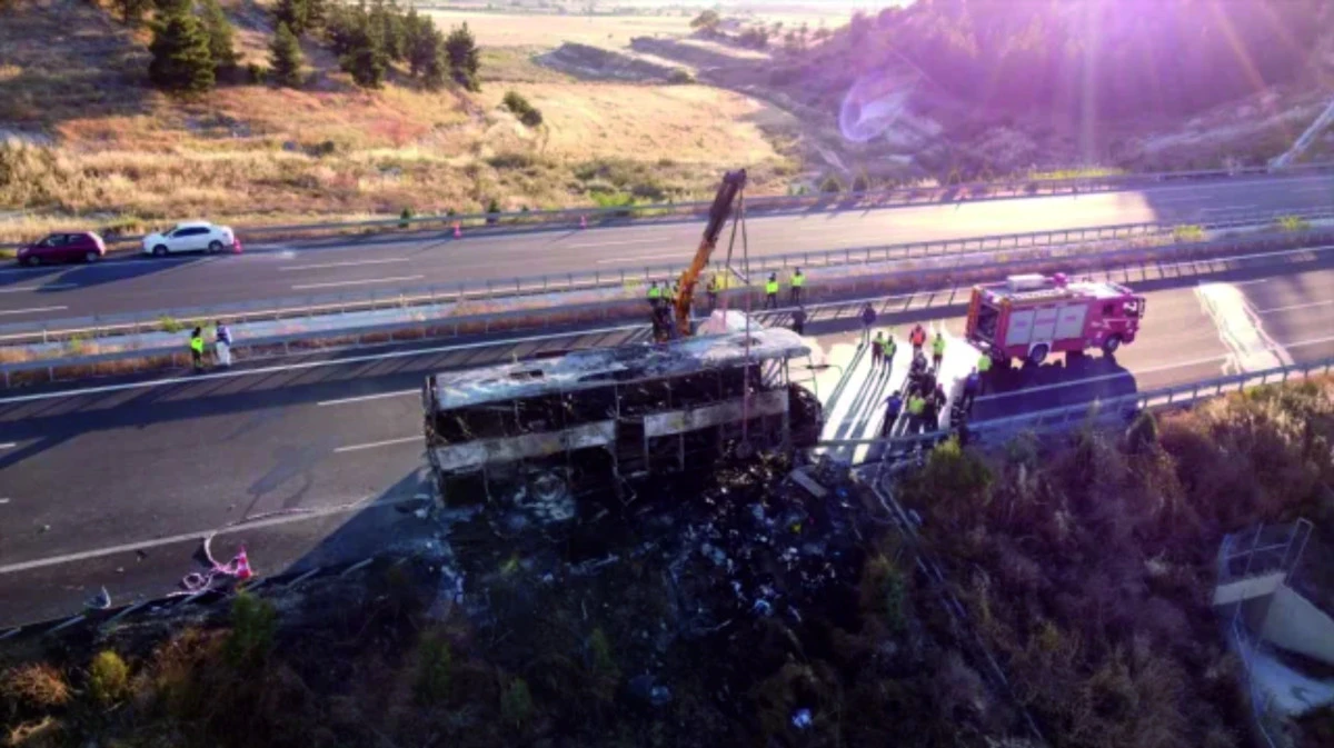 Denizli'de bariyerlere &ccedil;arpan yolcu otob&uuml;s&uuml; alev aldı: 8 &ouml;l&uuml;