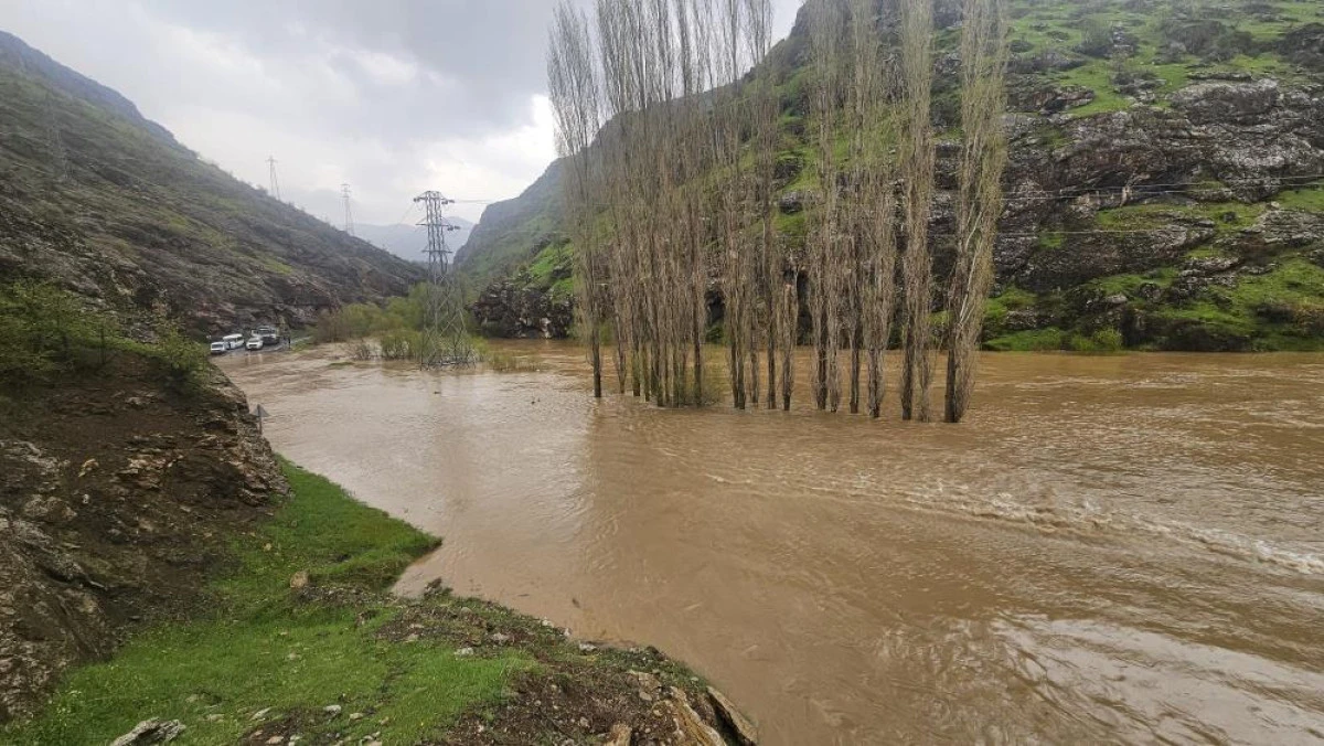 Derecik-Şemdinli kara yolu sel suları nedeniyle kapandı