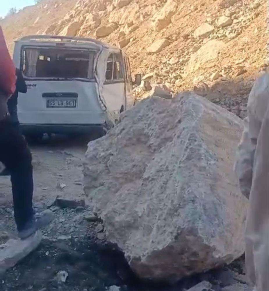 Dev kayalar minib&uuml;s&uuml;n &uuml;zerine d&uuml;şt&uuml;