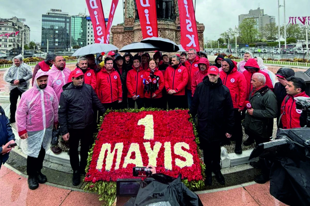 DİSK heyeti, Taksim Meydanı&rsquo;na &ccedil;elenk bıraktı