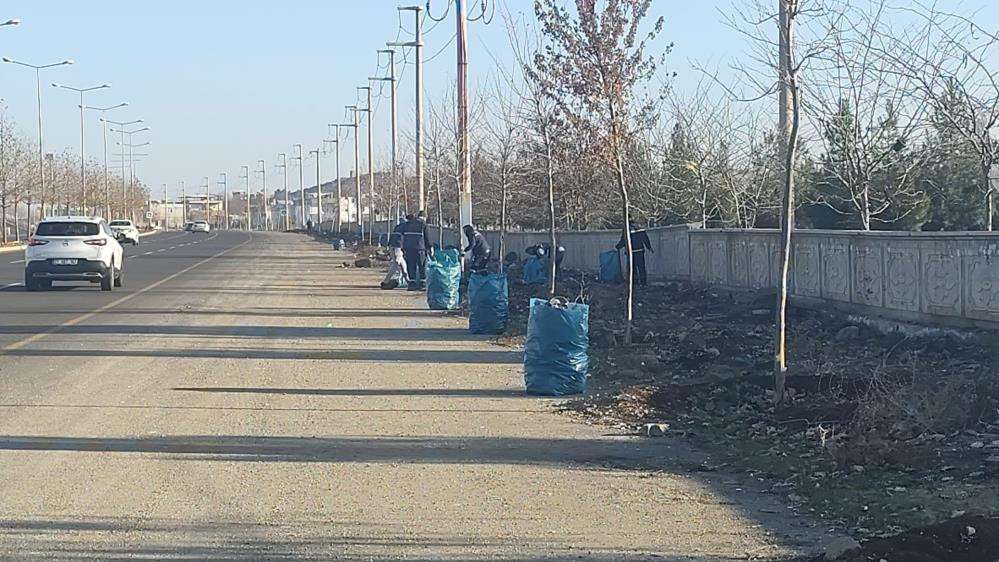 Diyarbakır'da kent girişlerinde temizlik çalışması