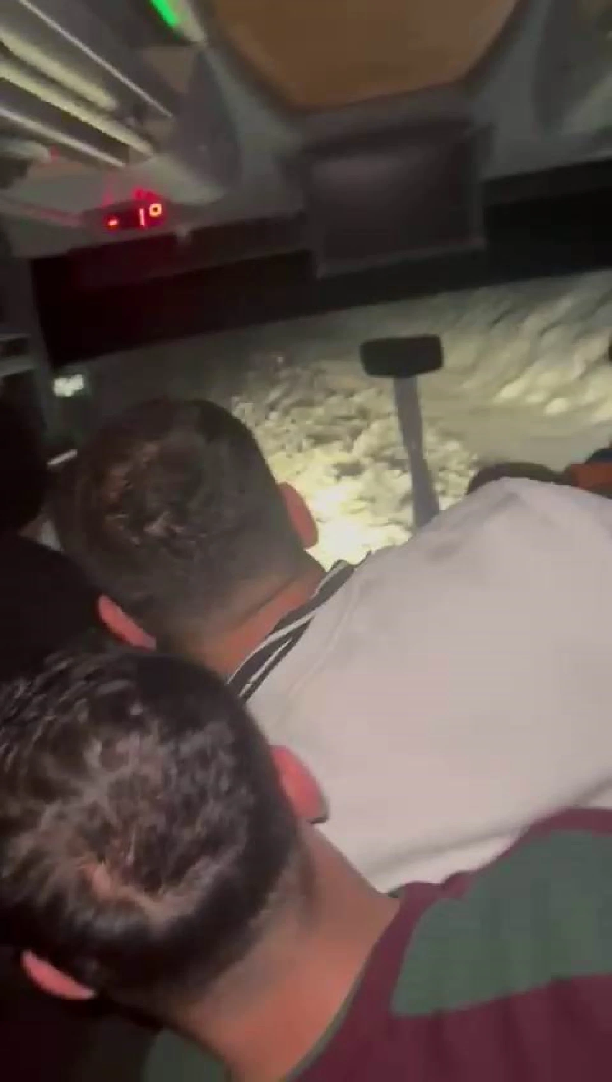 Diyarbakır'da yolcu otob&uuml;s&uuml;n&uuml;n devrilme anı kameralara yansıdı