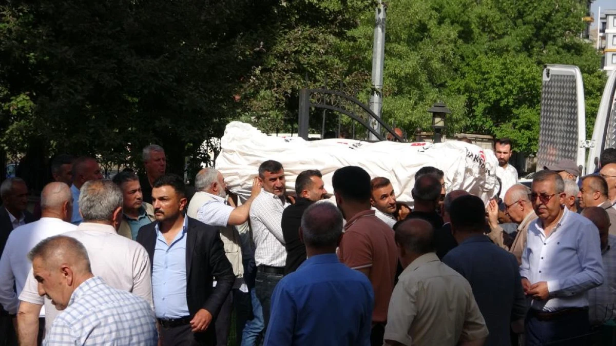 Doğa yürüyüşünde kaybolan ve cansız bedeni bulunan müdür yardımcısı toprağa verildiv