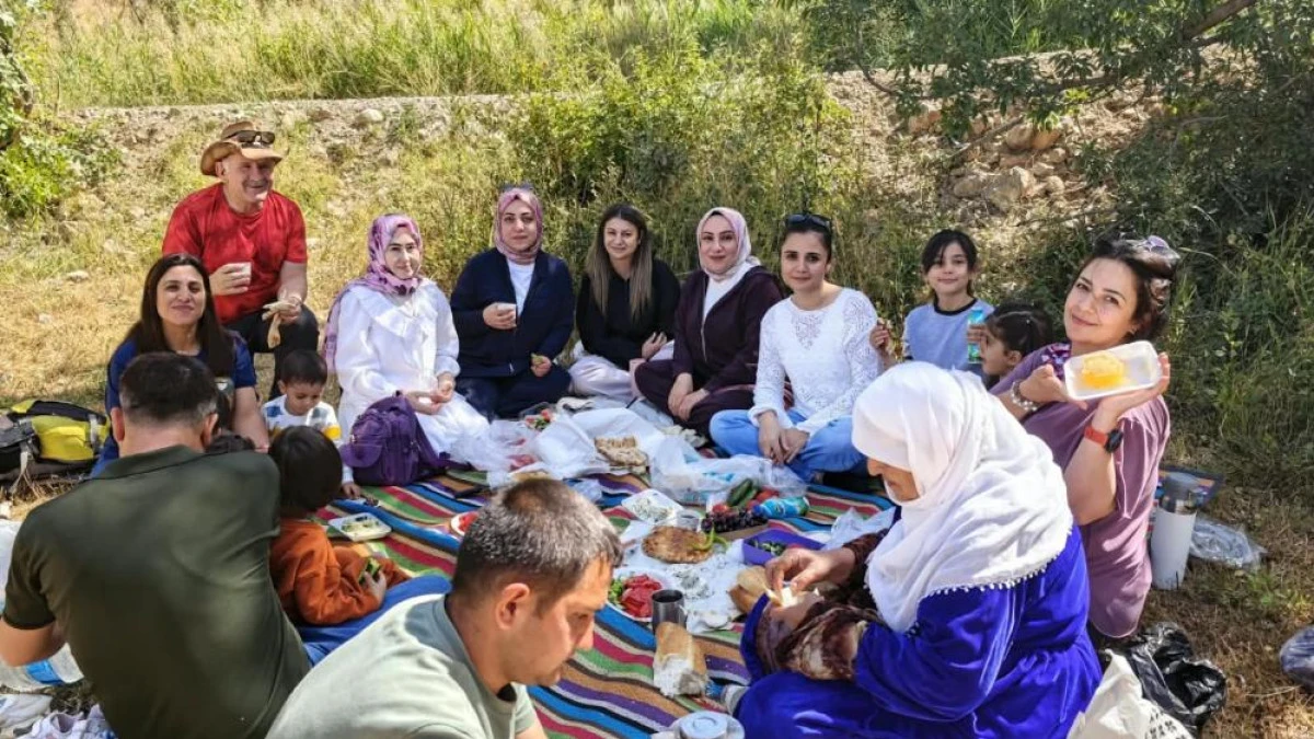 Doğaseverler bal sağımı yaptı