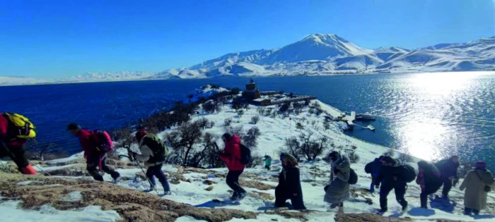  DOĞASEVERLER BEYAZ GELİNLİĞİNİ  GİYEN AKDAMAR ADASI&rsquo;NA &Ccedil;IKARMA YAPTI