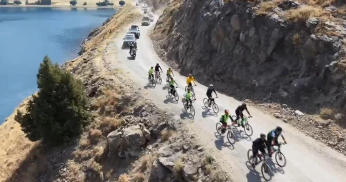 Doğaseverler Van G&ouml;l&uuml;'n&uuml;n saklı cennetine pedal &ccedil;evirdi