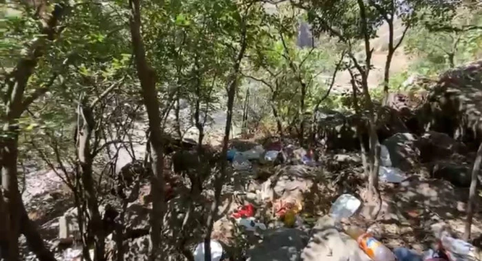 Doğaseverlerden piknikçilere tepki: Kaval Şelalesi'nde 13 torba çöp toplandı