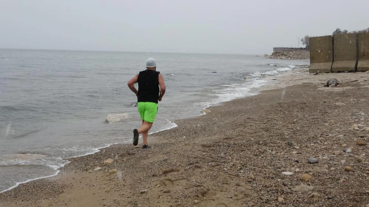 Dondurucu soğuğa meydan okudu: Van G&ouml;l&uuml;&rsquo;nde şifa kula&ccedil;ları