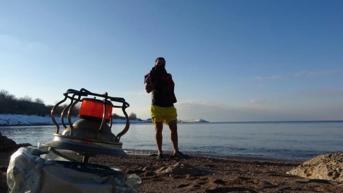 Dondurucu soğuğa meydan okudular: Van G&ouml;l&uuml;'nde eksi 9 derecede y&uuml;zme mesaisi