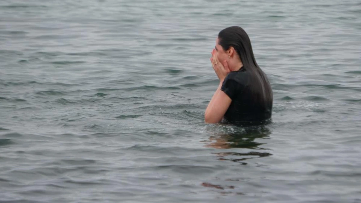 Dondurucu soğukta Van G&ouml;l&uuml;'nde y&uuml;zd&uuml;ler