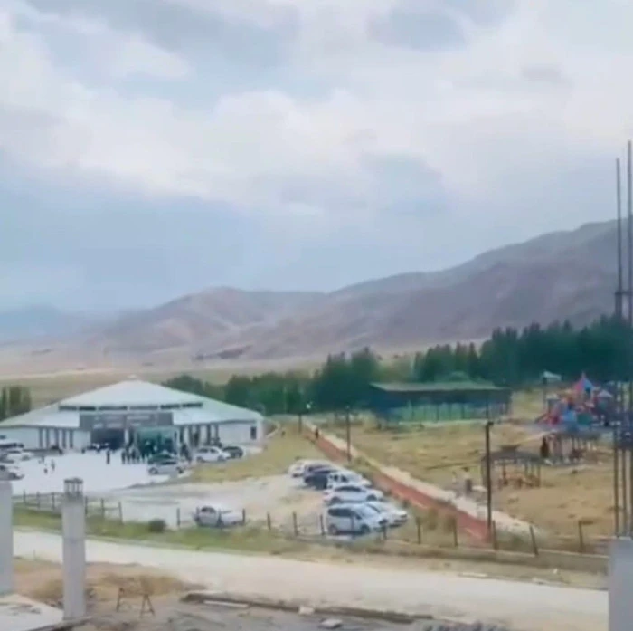 Düğün salonunda çalan müziğe eşlik eden işçilerin görüntüsü gülümsetti