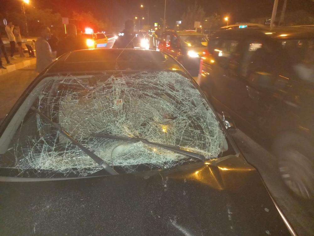 Düğünden çıkıp yolun karşısına geçmek isteyen çifte otomobil çarptı: 1 ölü, 1 yaralı