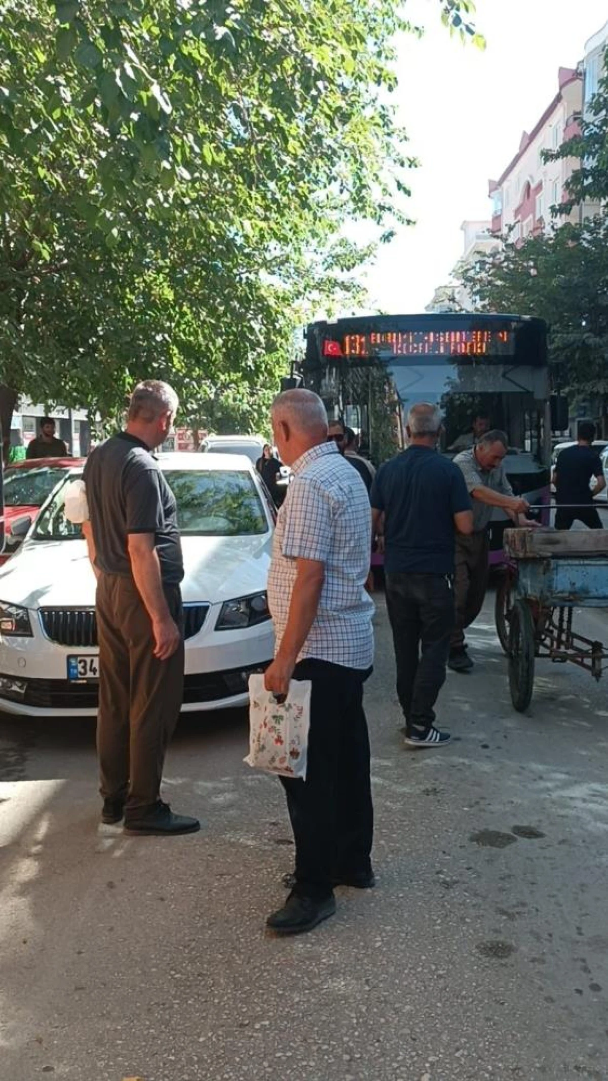 Duyarsız sürücü trafiği kilitledi