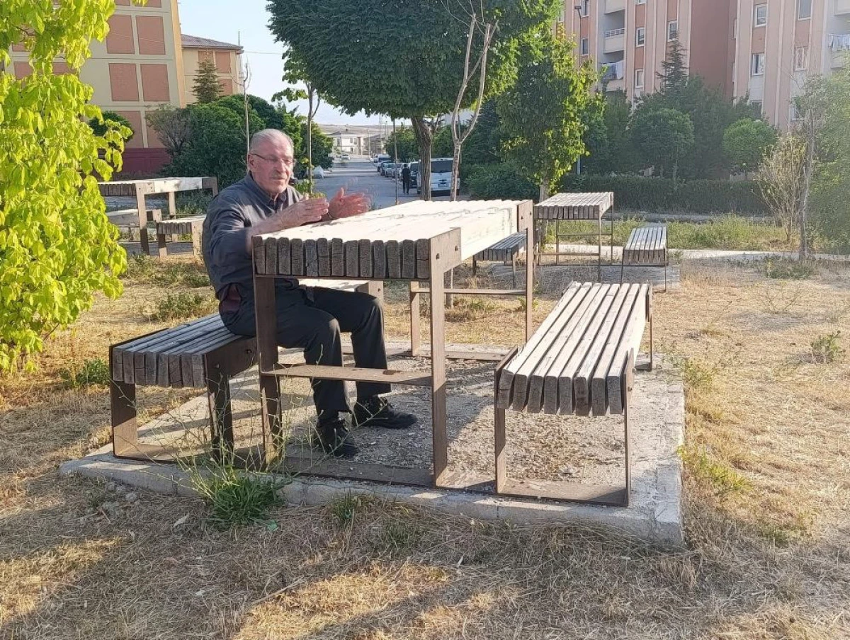 Edremit'te vatandaşın park tepkisi: "Masalar y&uuml;ksek, &ccedil;ocuk oyun alanı yok"