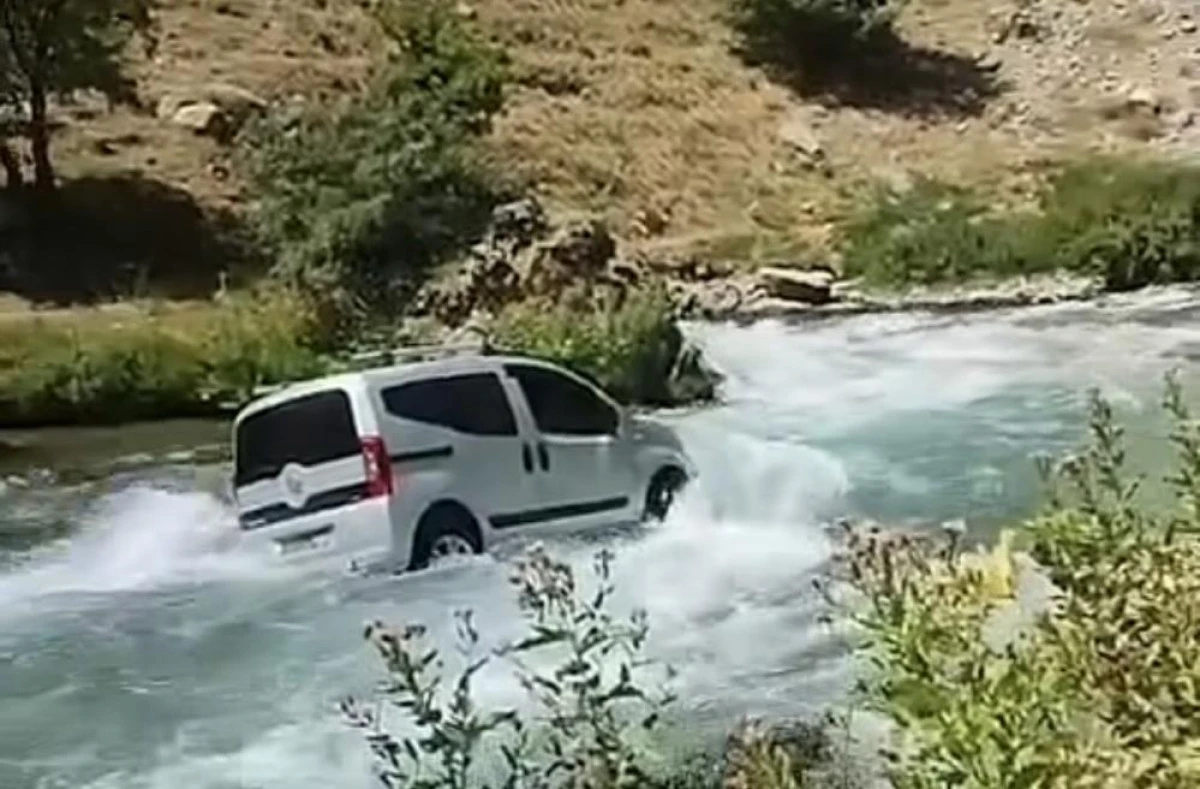 El freni &ccedil;ekilmeyen kamyonet Bah&ccedil;esaray &Ccedil;ayı'na u&ccedil;tu