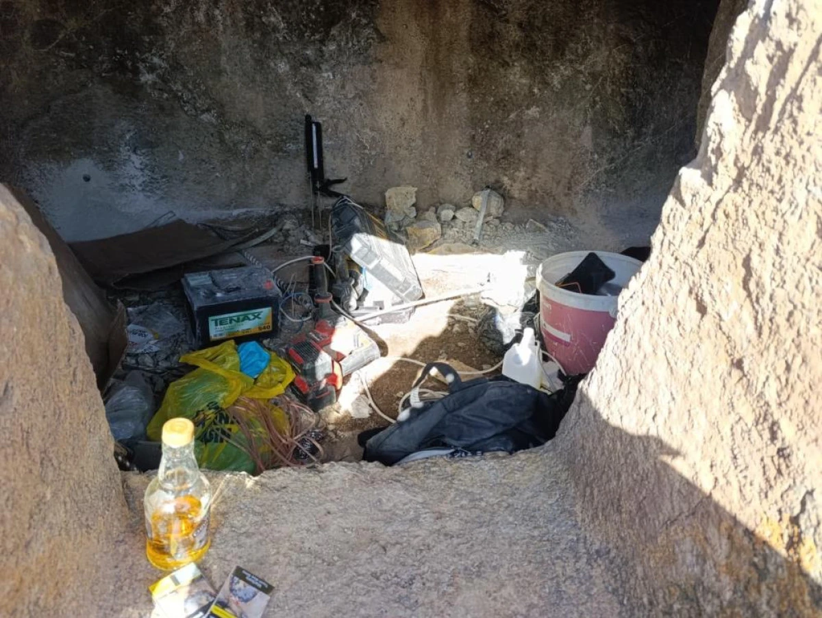 El yapımı patlayıcıyla kaya mezarda define arayanlara su&ccedil;&uuml;st&uuml;