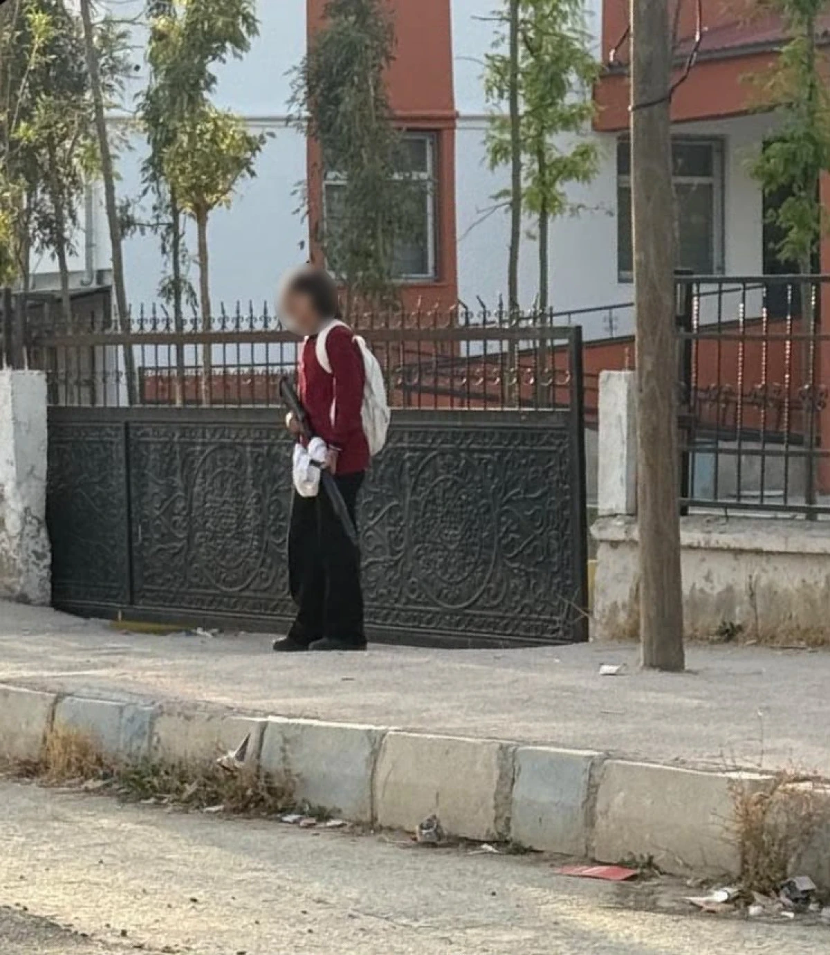 Elinde silahla okula gelen &ouml;ğrenci b&ouml;yle g&ouml;r&uuml;nt&uuml;lendi