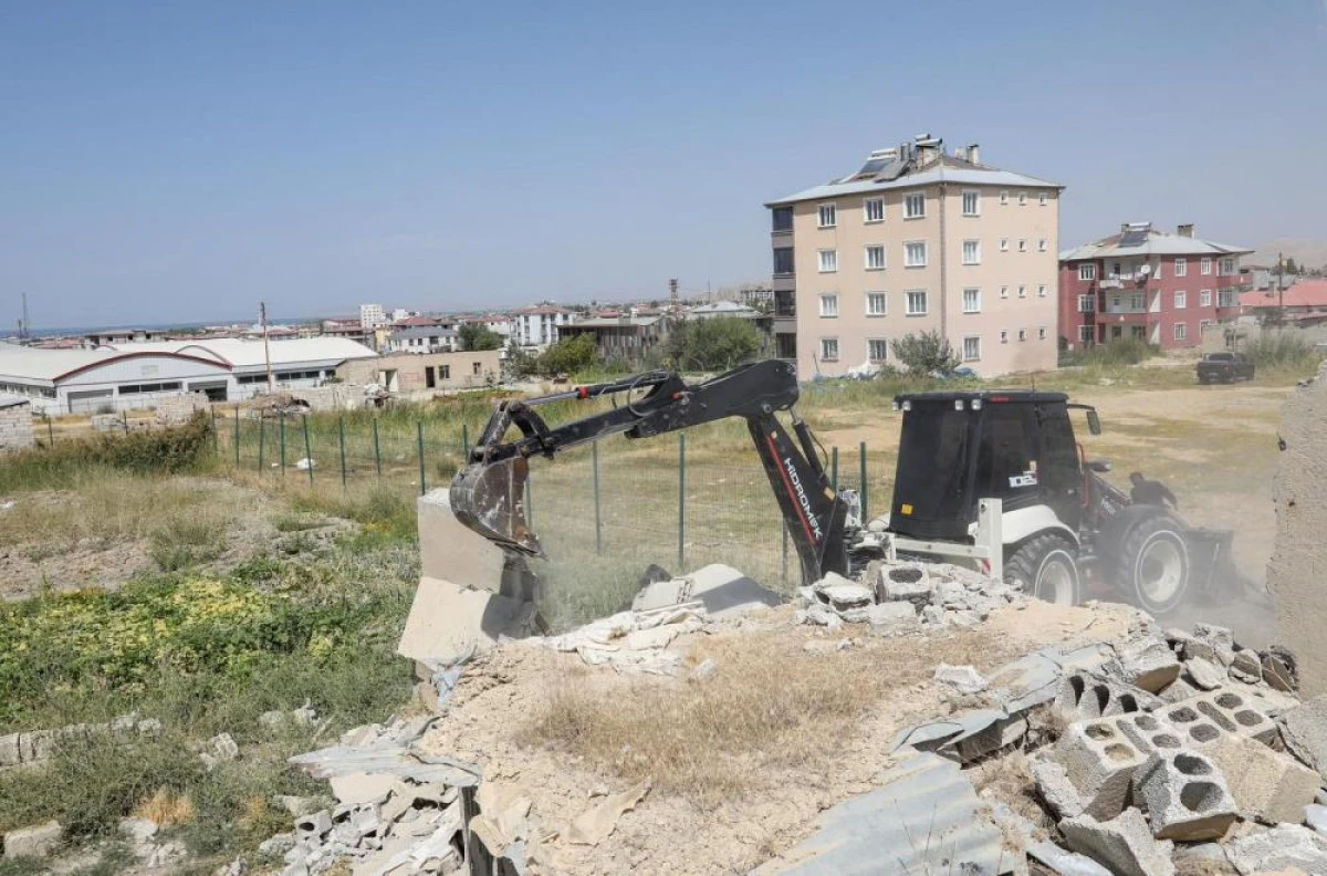 Elmalık yolunda yıkım çalışmaları yapılıyor