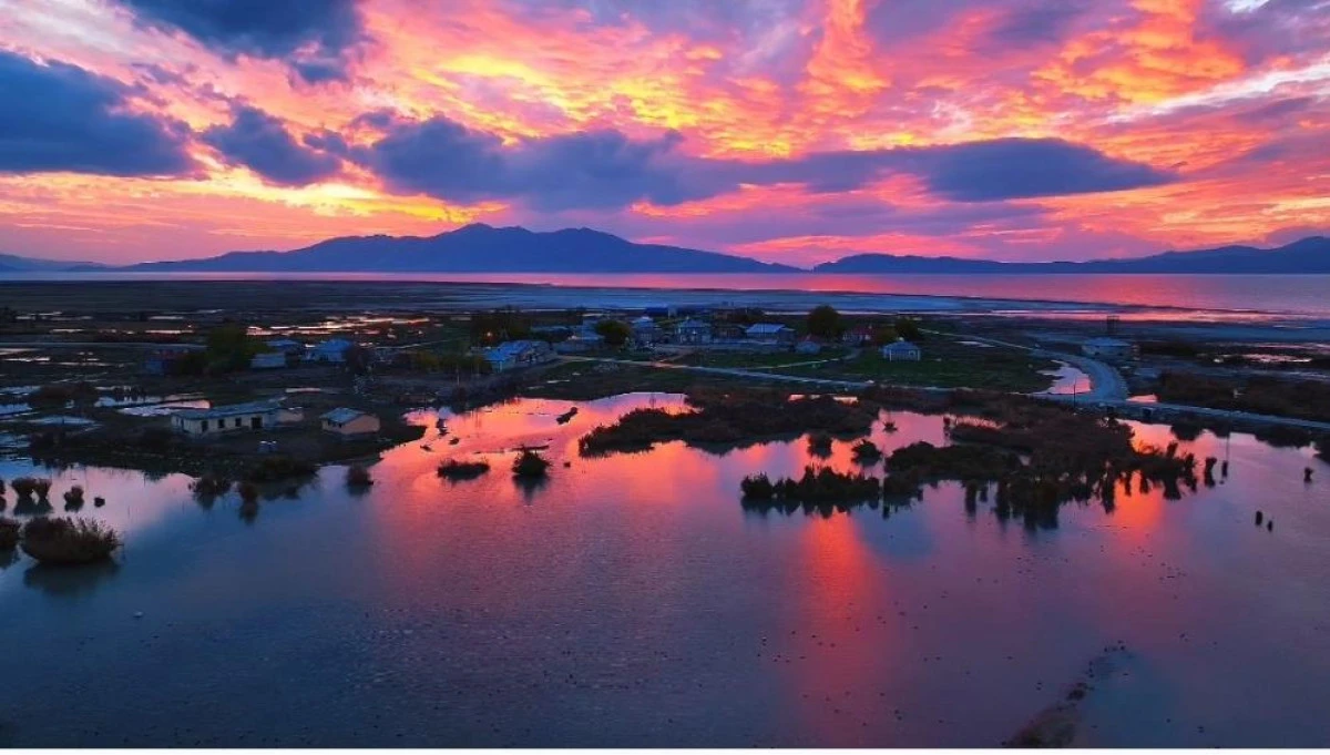 Erçek Gölü’nde muhteşem günbatımı