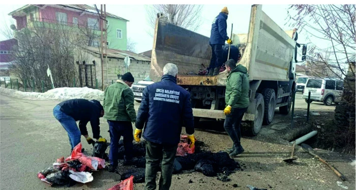 Erciş Belediyesi Bozulan Yollara,  Asfalt Yama &Ccedil;alışmaları Yapıyor