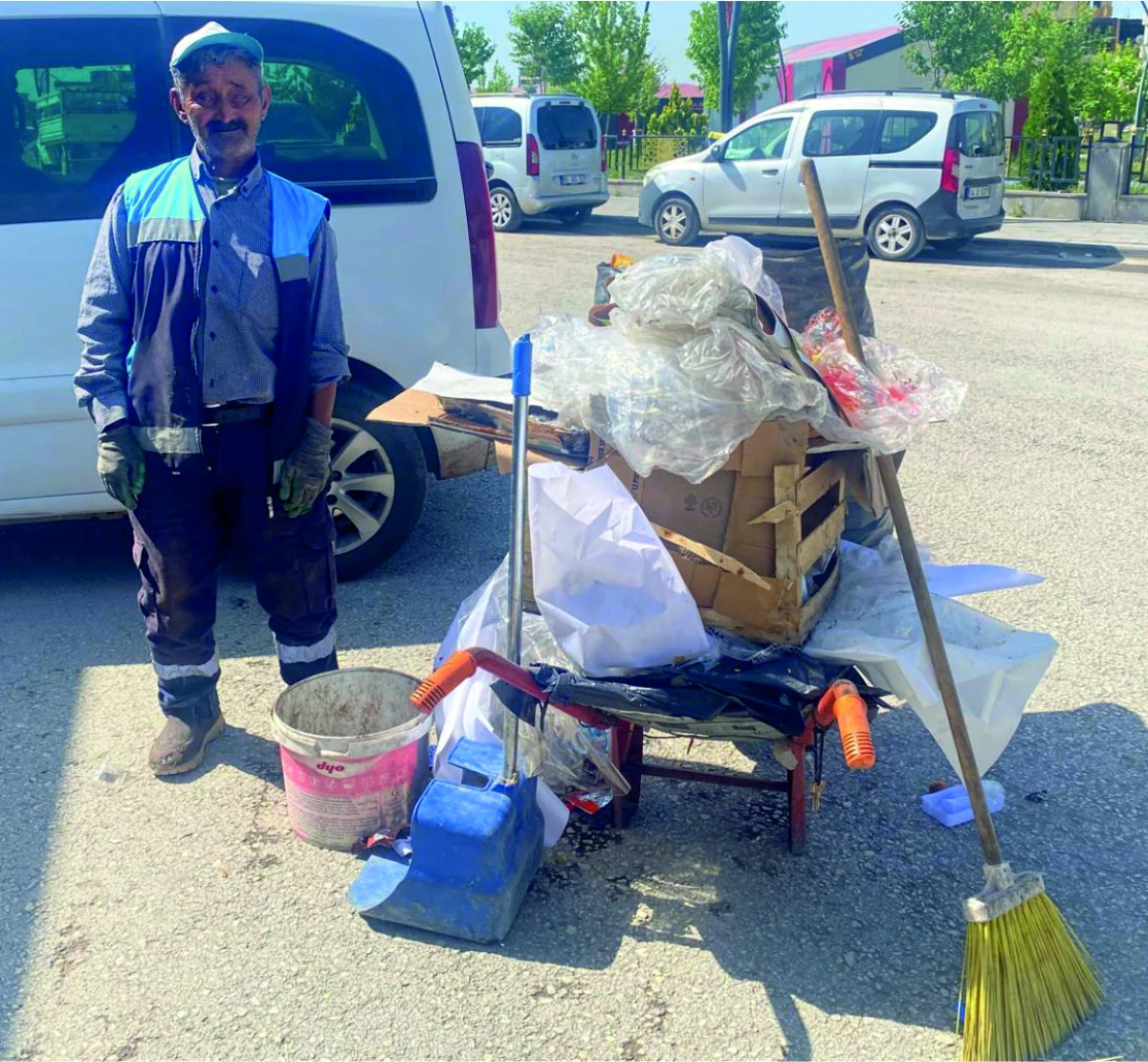 ERCİŞ BELEDİYESİ  ÇALIŞANI İŞİNİ  SEVEREK YAPIYOR