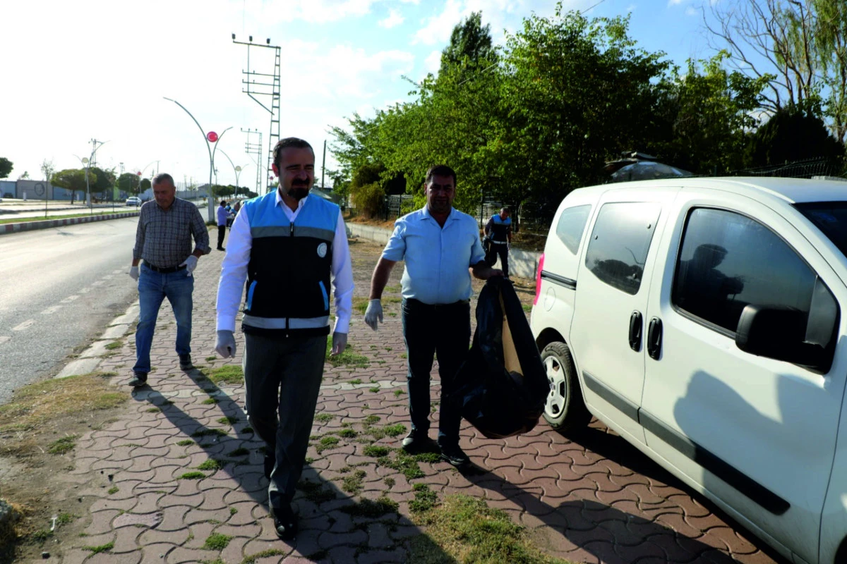 Erciş Belediyesi Eş Başkanları öncülüğünde Sahilyolu’nda  temizlik kampanyası yapıldı