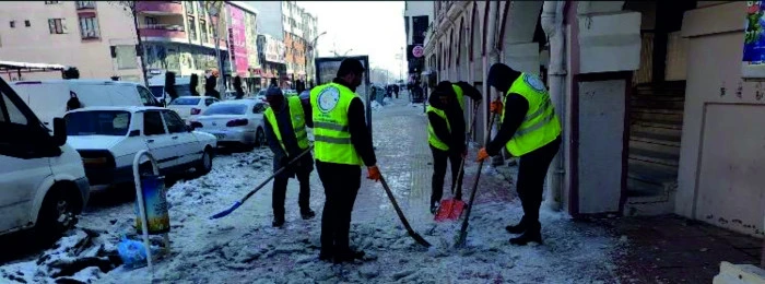 ERCİŞ BELEDİYESİ KALDIRIMLARDA KAR  TEMİZLİĞİ &Ccedil;ALIŞMALARINI S&Uuml;RD&Uuml;R&Uuml;YOR