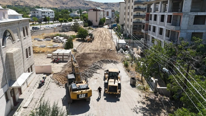 Erciş Belediyesi Kanterler Sokak&rsquo;ta asfalt hazırlığını s&uuml;rd&uuml;r&uuml;yor