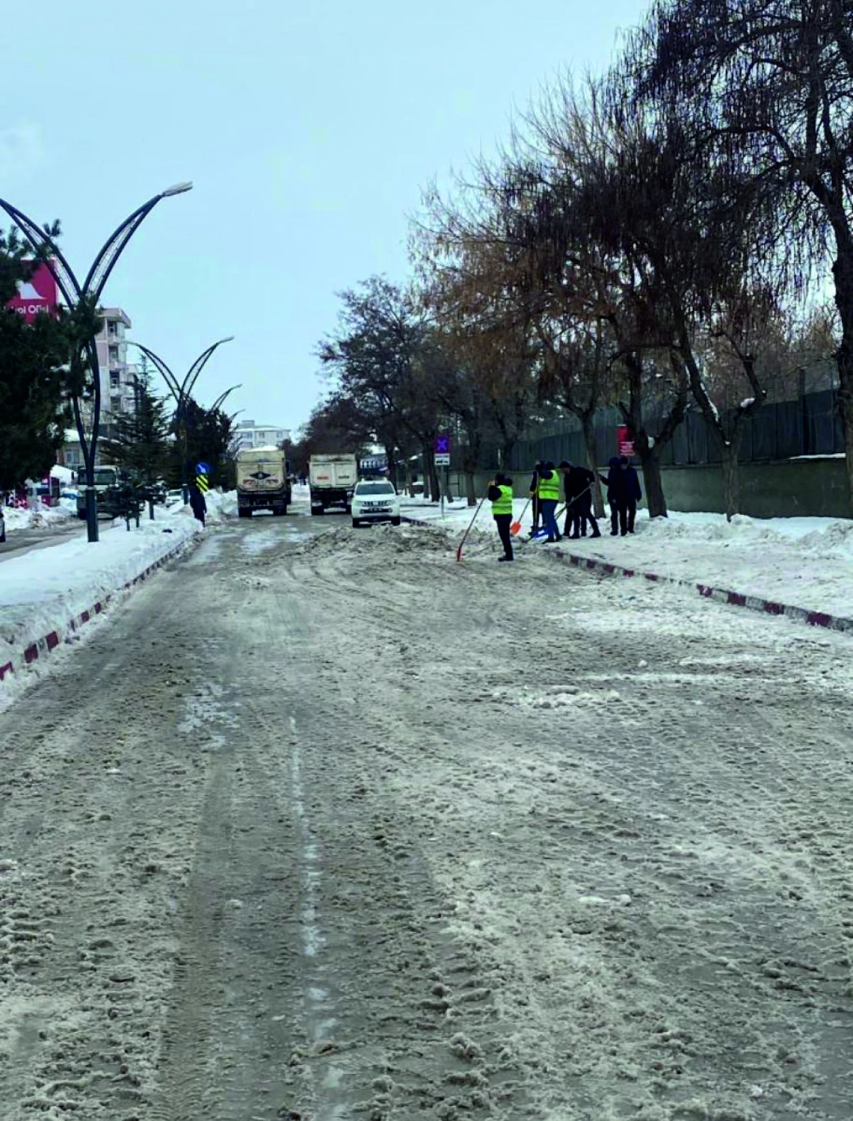 ERCİŞ BELEDİYESİ  KAR TEMİZLEME  &Ccedil;ALIŞMALARINI S&Uuml;RD&Uuml;R&Uuml;YOR