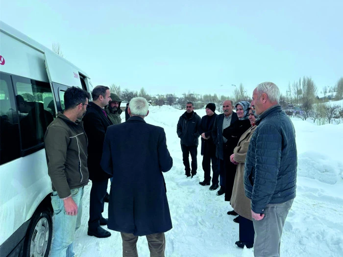 Erciş Belediyesi, Kar Yağışı Nedeniyle Kapanan Mahalle Yollarını Ulaşıma A&ccedil;tı