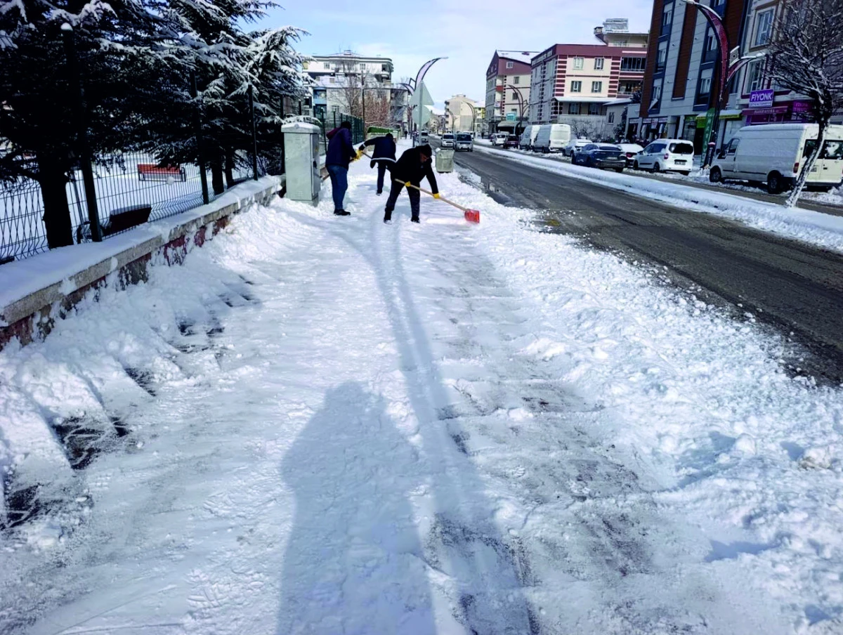 ERCİŞ BELEDİYESİ KARLA M&Uuml;CADELE İ&Ccedil;İN SAHADA:  EKİPLER GECE G&Uuml;ND&Uuml;Z  &Ccedil;ALIŞIYOR