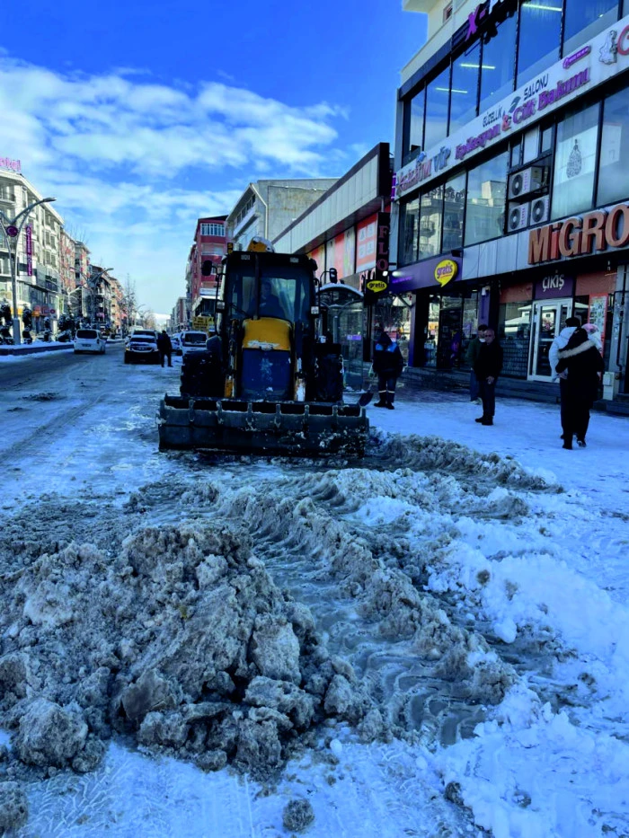 ERCİŞ BELEDİYESİ KARLA M&Uuml;CADELE İ&Ccedil;İN SAHADA:  EKİPLER GECE G&Uuml;ND&Uuml;Z  &Ccedil;ALIŞIYOR