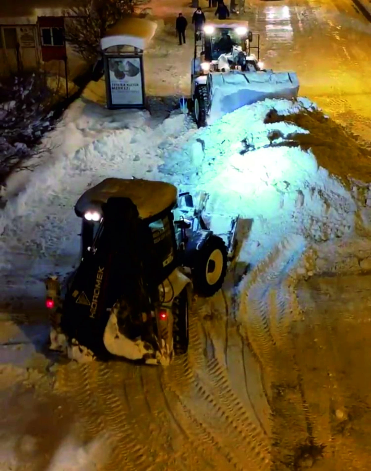 Erciş Belediyesi Karla M&uuml;cadelede Sahada: Ekipler Gece G&uuml;nd&uuml;z Ulaşımı A&ccedil;mak İ&ccedil;in &Ccedil;alışıyor