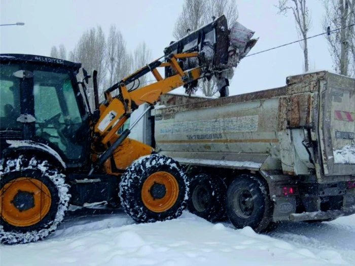 ERCİŞ BELEDİYESİ  KARLA M&Uuml;CADELEYE  ARALIKSIZ DEVAM EDİYOR