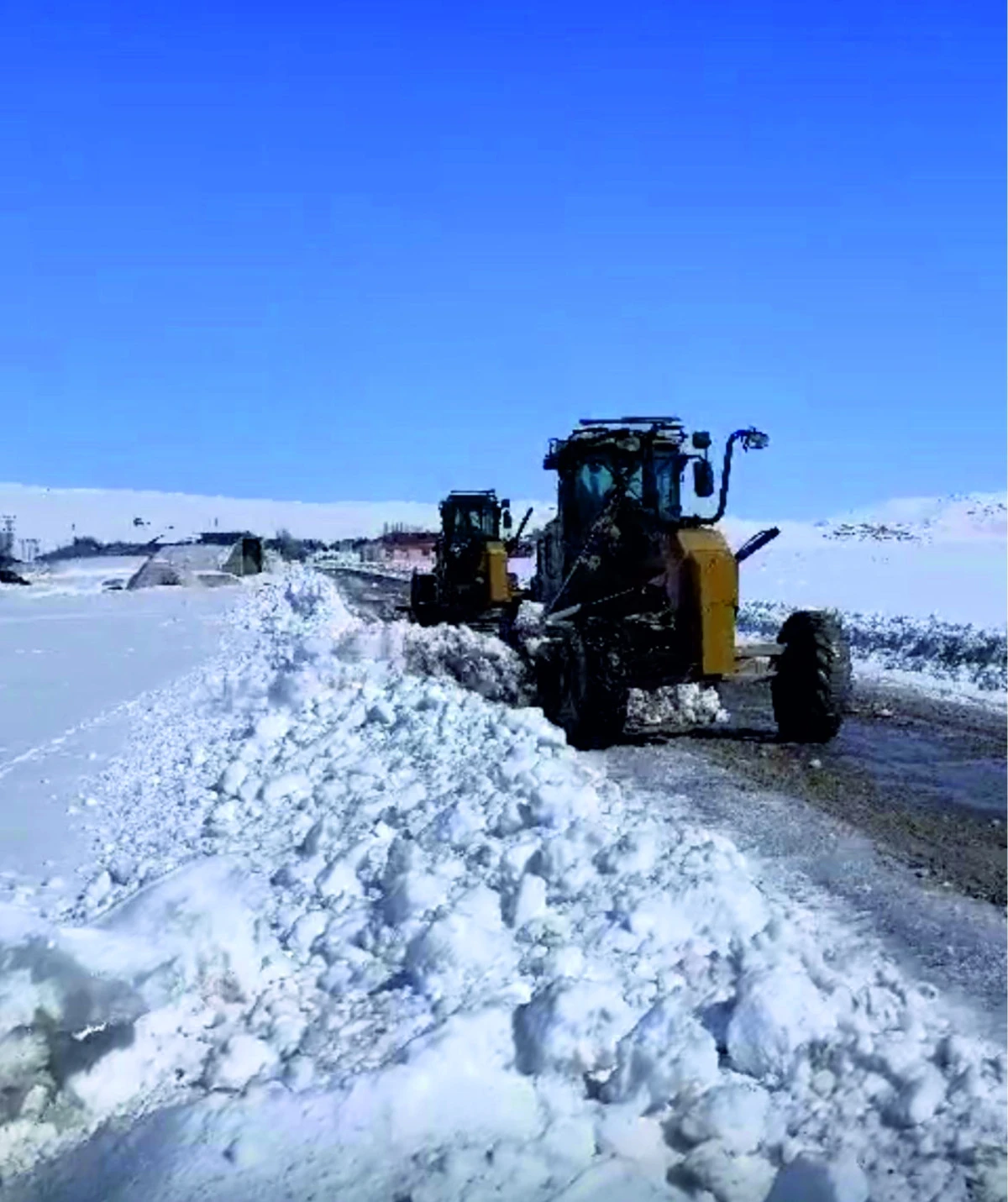 Erciş Belediyesi Kırsal Mahalle Yollarını Ulaşıma A&ccedil;ıyor