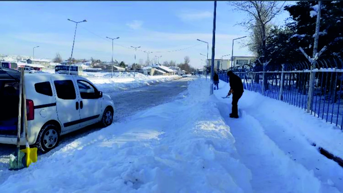 Erciş Belediyesi Kışla ve Vanyolu Mahallelerinde Yol ve Yaya Kaldırımlarını Kardan Temizliyor