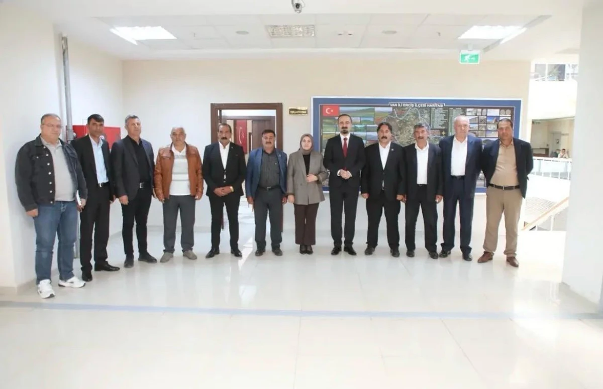Erciş Belediyesi Muhtarlarla Mahalle Sorunlarını Masaya Yatırdı