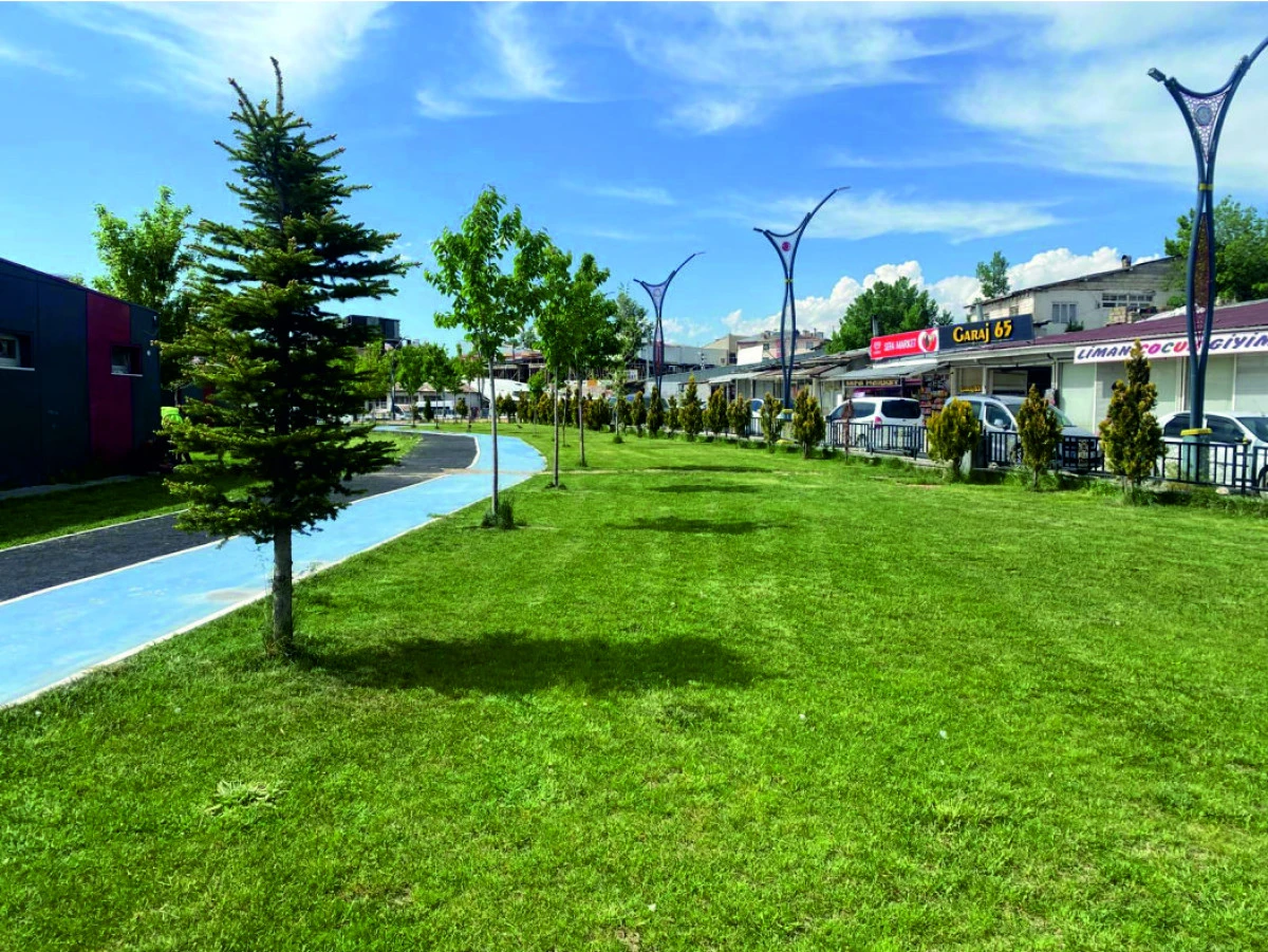 ERCİŞ BELEDİYESİ  PARKLARDA BAHAR  ÇALIŞMASI BAŞLATTI 