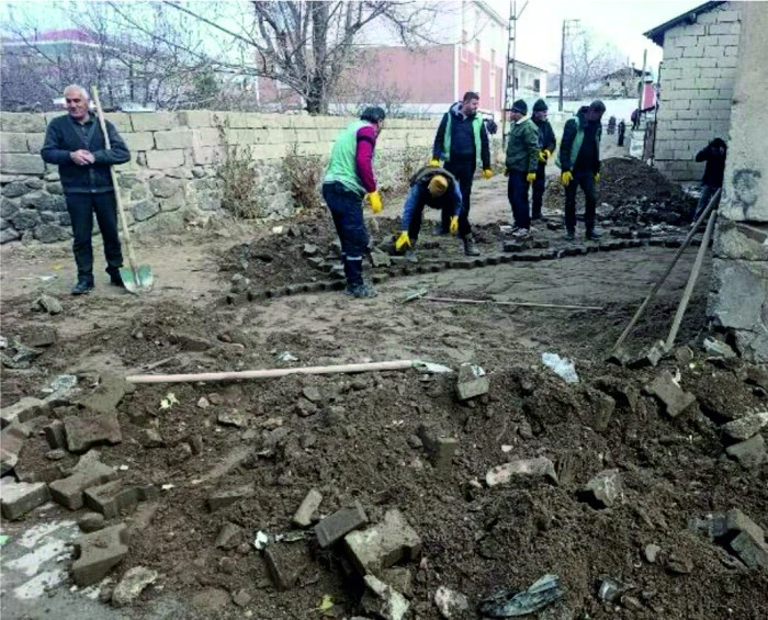 ERCİŞ BELEDİYESİ SALİHİYE’DE PARKE  YAMA ÇALIŞMALARINI SÜRDÜRÜYOR