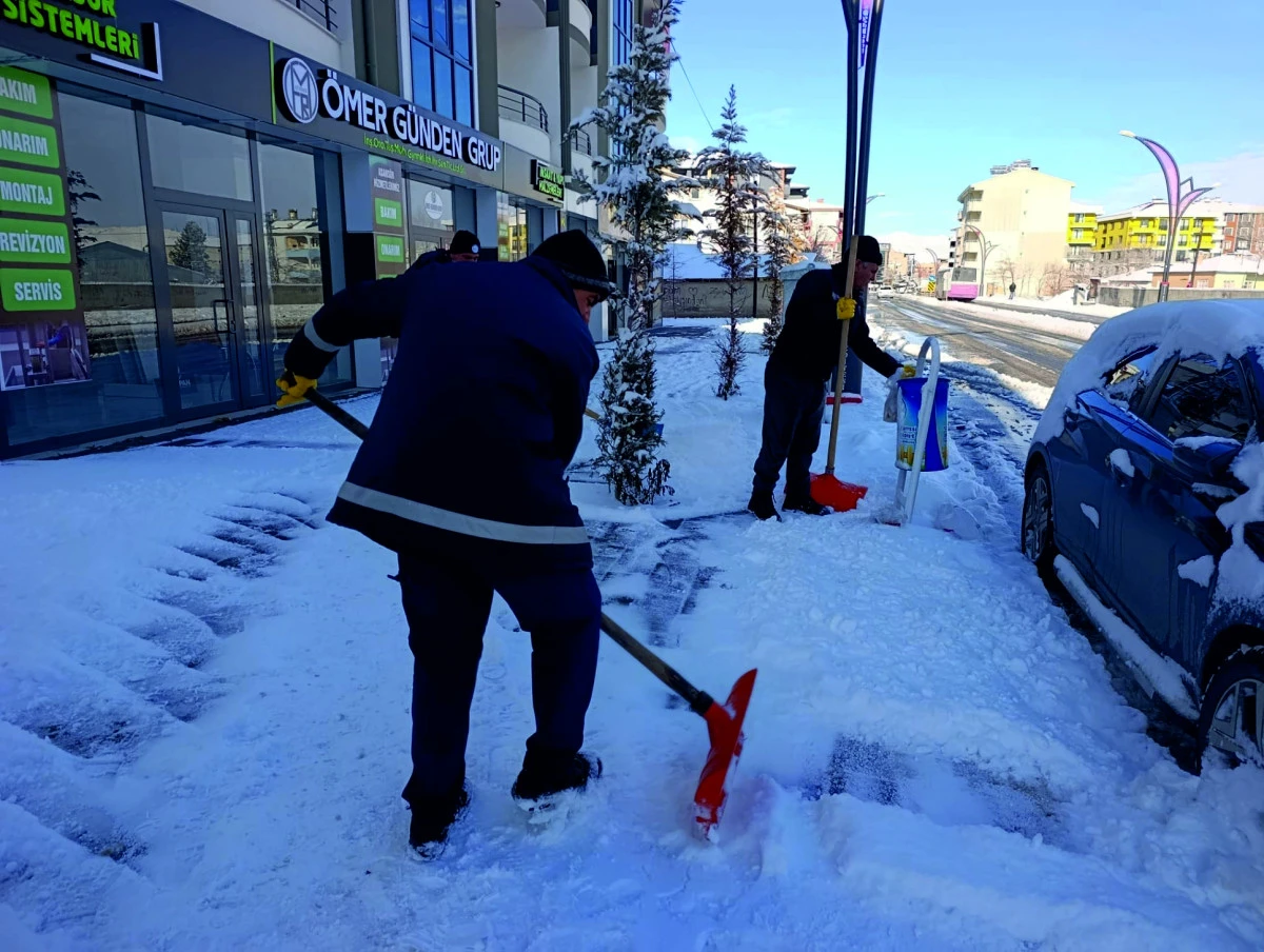 Erciş Belediyesi'nden Yoğun Kar Mesaisi