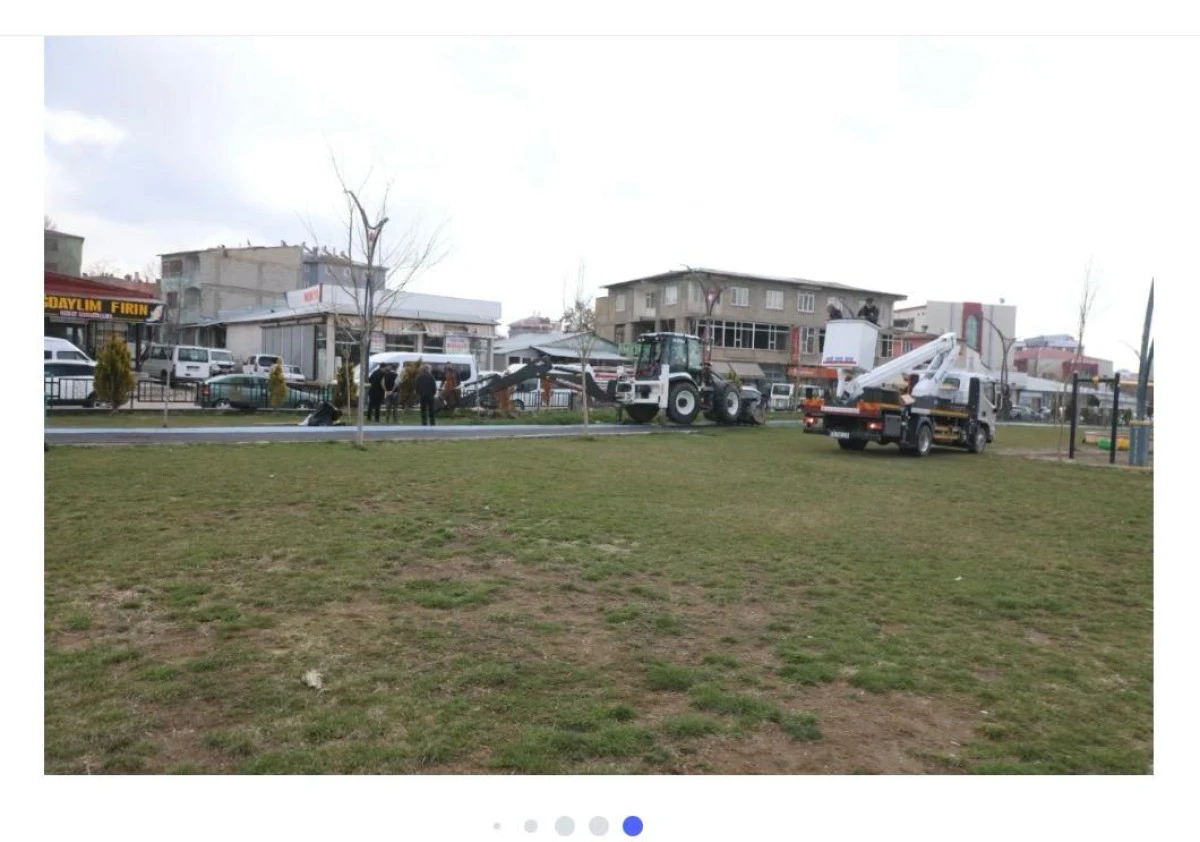 Erciş Belediyesi&rsquo;nden Bahar Hamlesi: Park ve Bah&ccedil;eler Yenileniyor