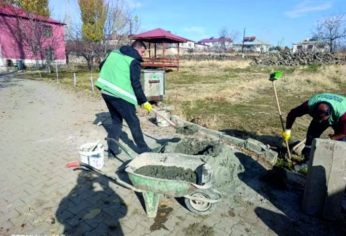 ERCİŞ BELEDİYESİ’NDEN  BUZ VE PARKE ÇALIŞMASI