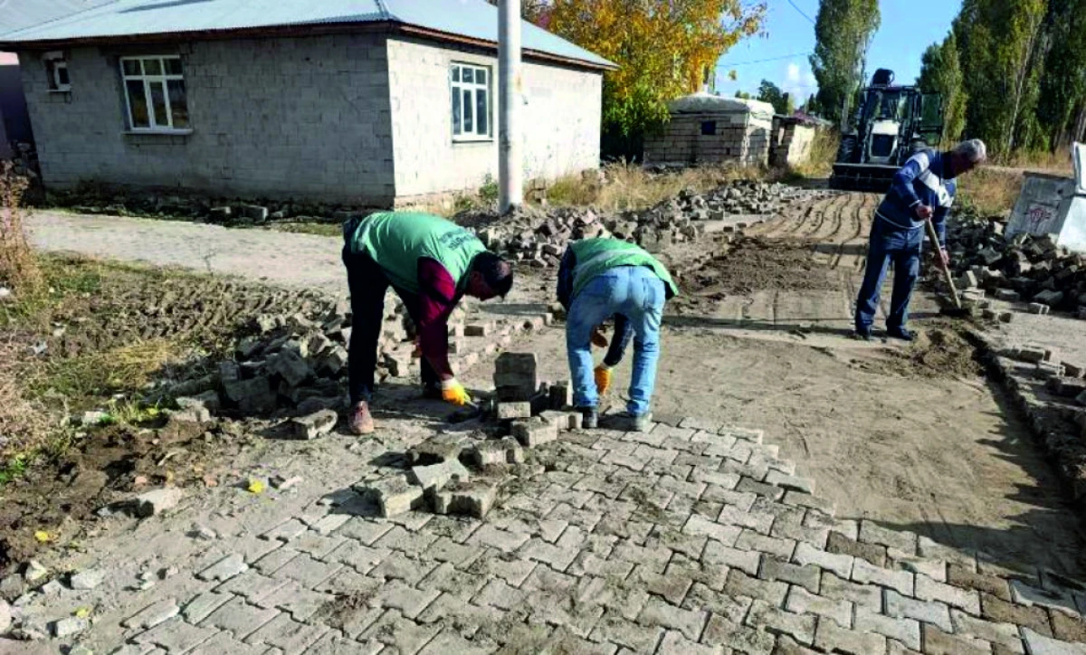 ERCİŞ BELEDİYESİ’NDEN  ÇELEBİBAĞI MAHALLESİ’NE  PARKE TAŞI ÇALIŞMASI