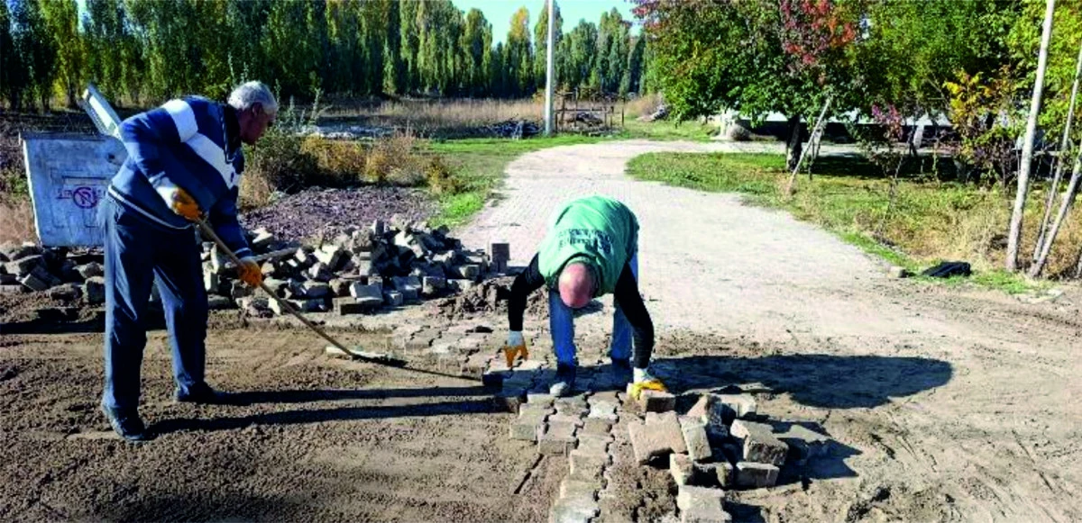 ERCİŞ BELEDİYESİ’NDEN  ÇELEBİBAĞI MAHALLESİ’NE  PARKE TAŞI ÇALIŞMASI