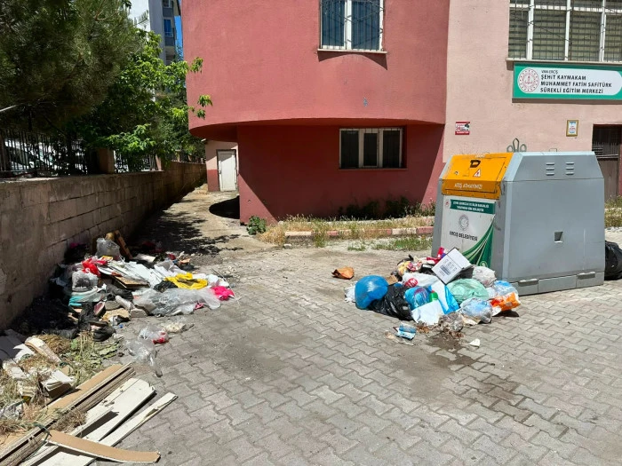 Erciş Belediyesi'nden &Ccedil;evre Duyarlılığı &Ccedil;ağrısı &Ccedil;&ouml;pler Yerde Değil, Yerinde Olsun