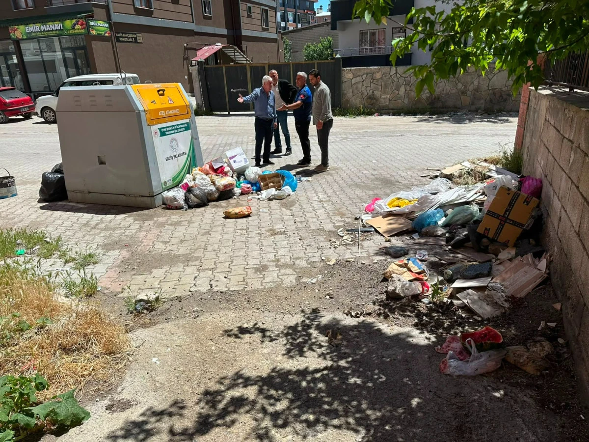 Erciş Belediyesi'nden &Ccedil;evre Duyarlılığı &Ccedil;ağrısı &Ccedil;&ouml;pler Yerde Değil, Yerinde Olsun