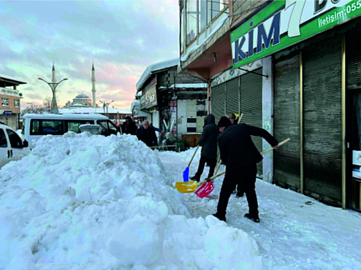 Erciş Belediyesi&rsquo;nden Karla M&uuml;cadelede Yoğun Mesai