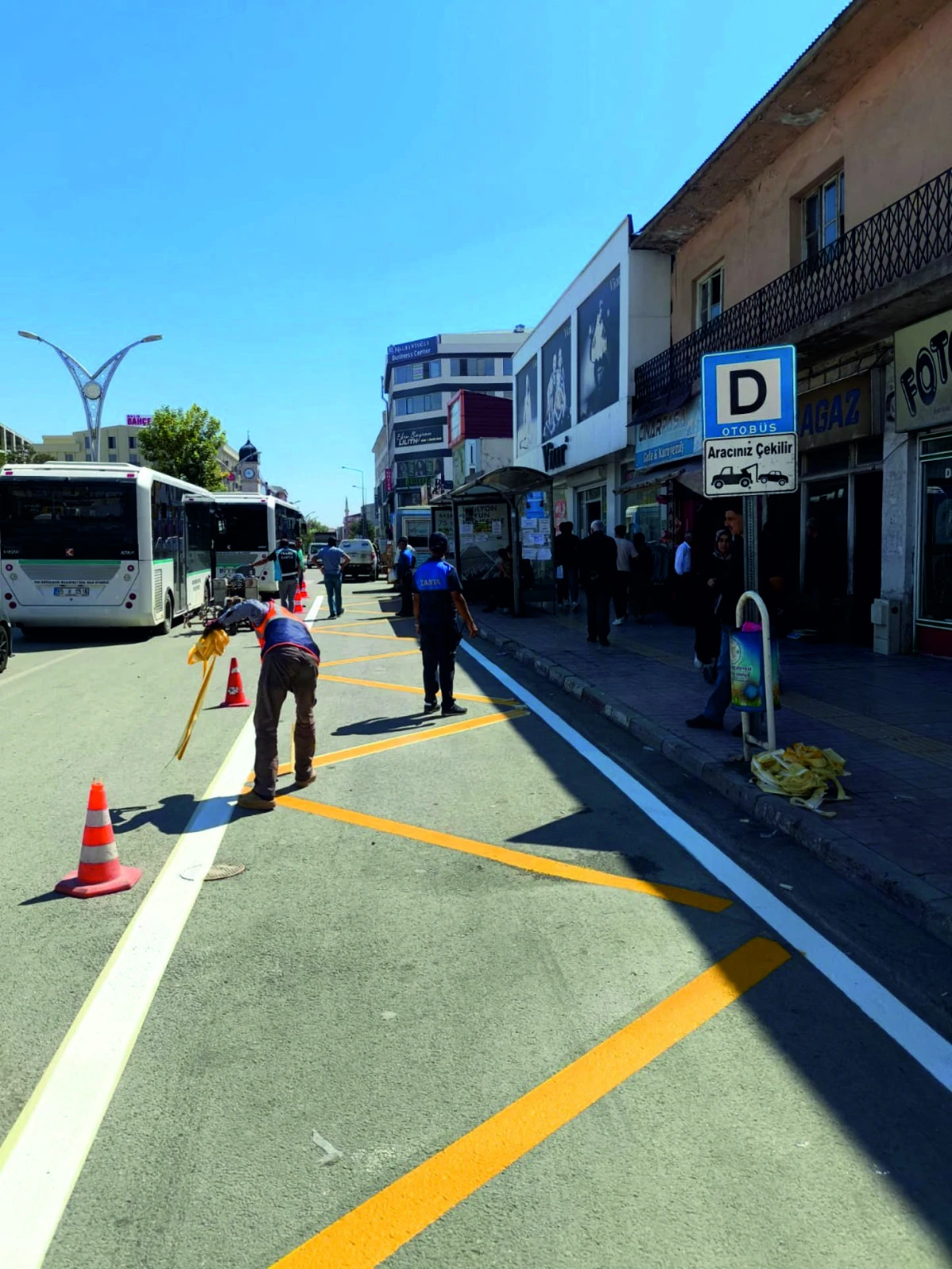 Erciş Belediyesi’nden Otobüs Yolu Boyama Çalışması