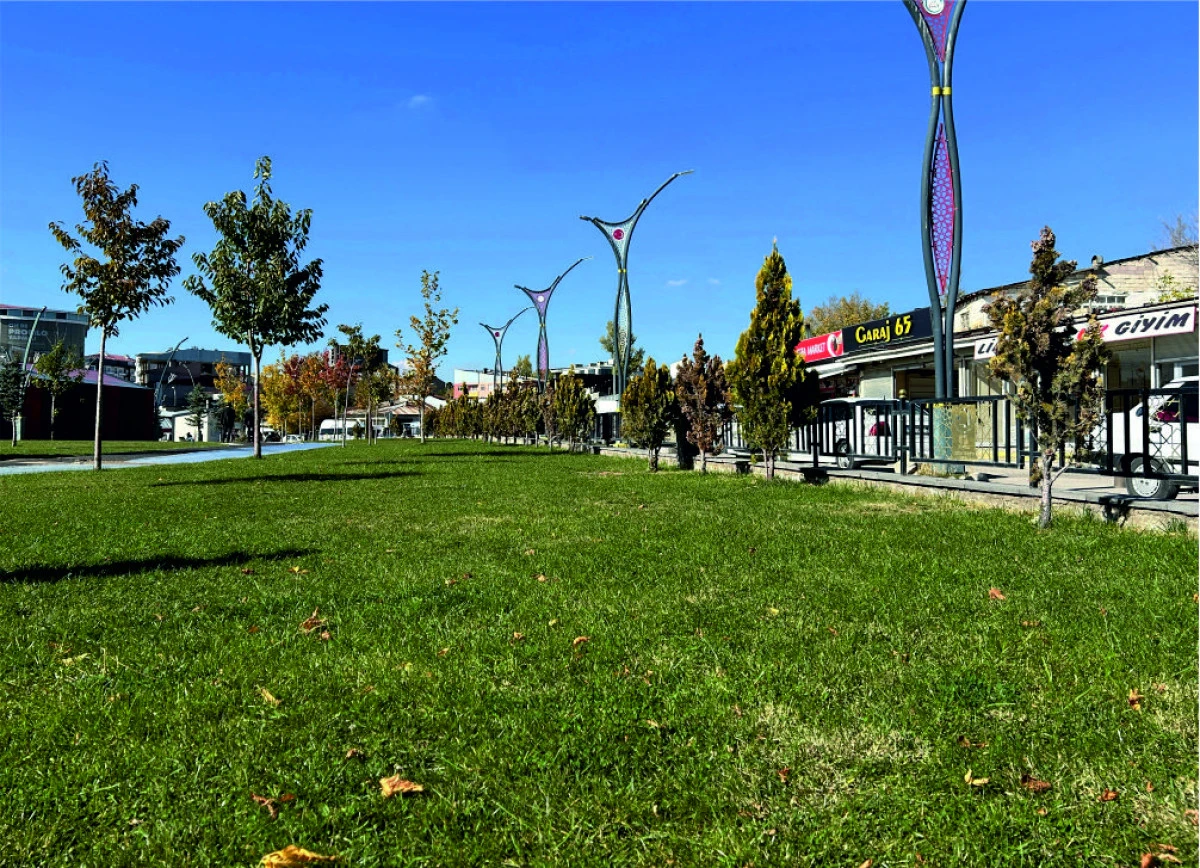 ERCİŞ BELEDİYESİ’NDEN PARK VE  BAHÇELERDE SONBAHAR TEMİZLİĞİ